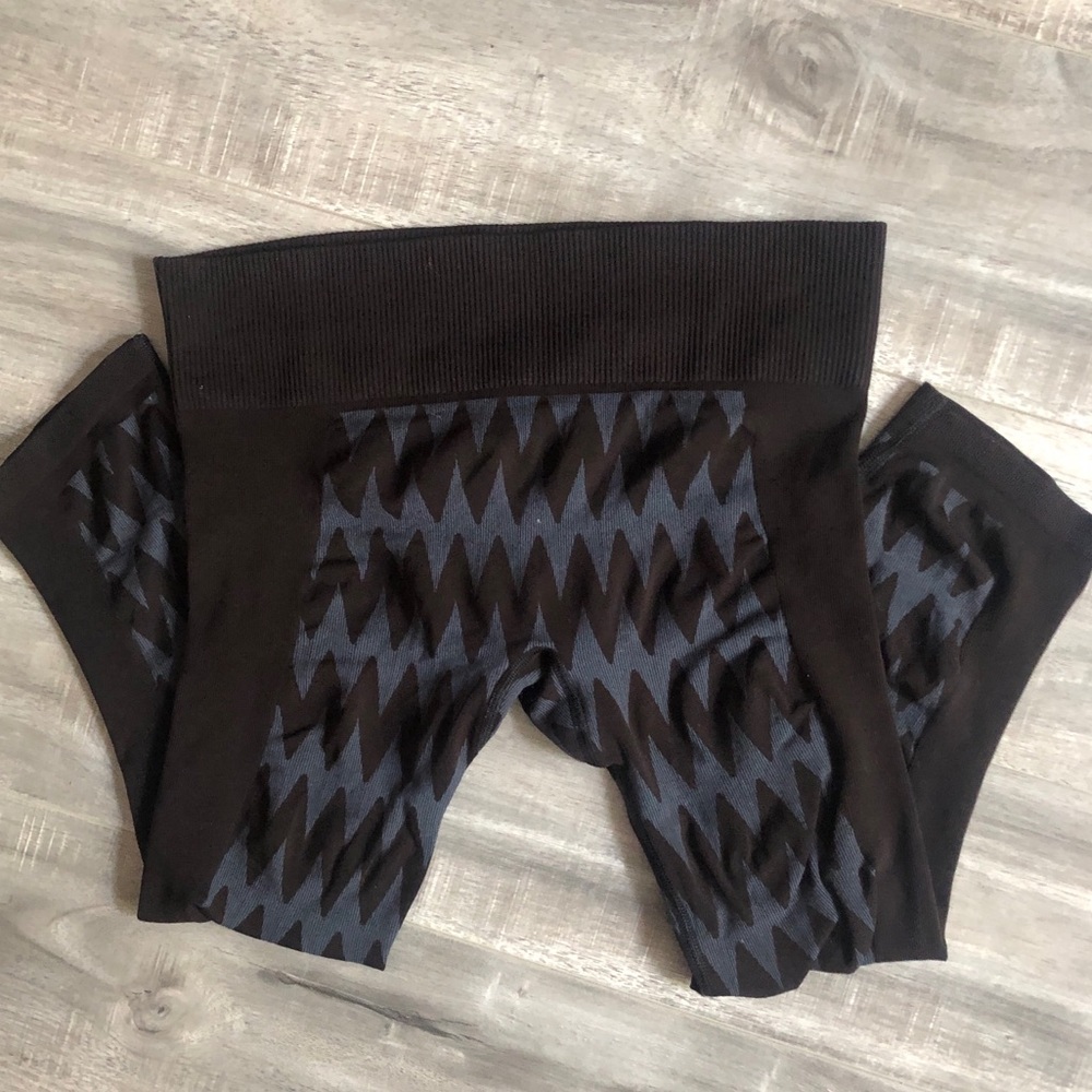 Roxy athletix gray black chevron zigzag leggings